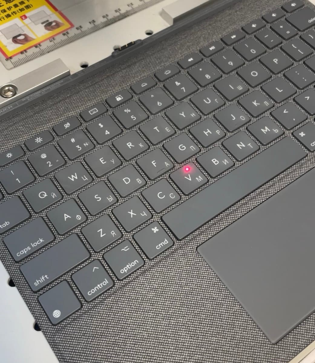 Laser nanoszący znak na klawisz klawiatury laptopa podczas grawerowania