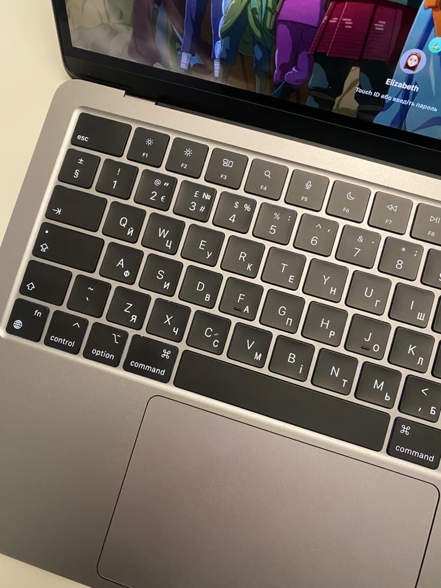 Klawiatura MacBooka z wygrawerowaną cyrylicą obok łacińskich liter