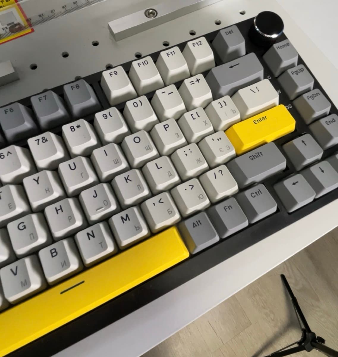 Klawiatura mechaniczna z wygrawerowanymi znakami cyrylicy na keycapach
