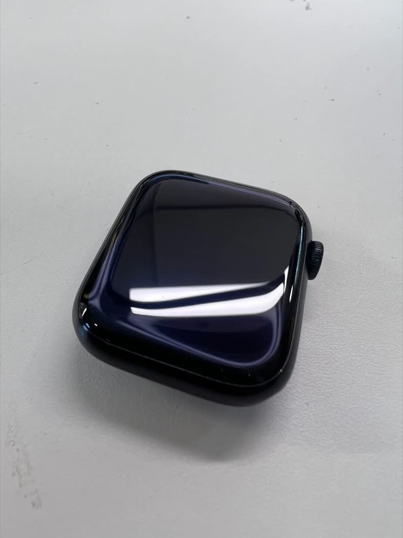 Ten sam Apple Watch po polerowaniu — gładka, jednolita powierzchnia szkła bez widocznych rys