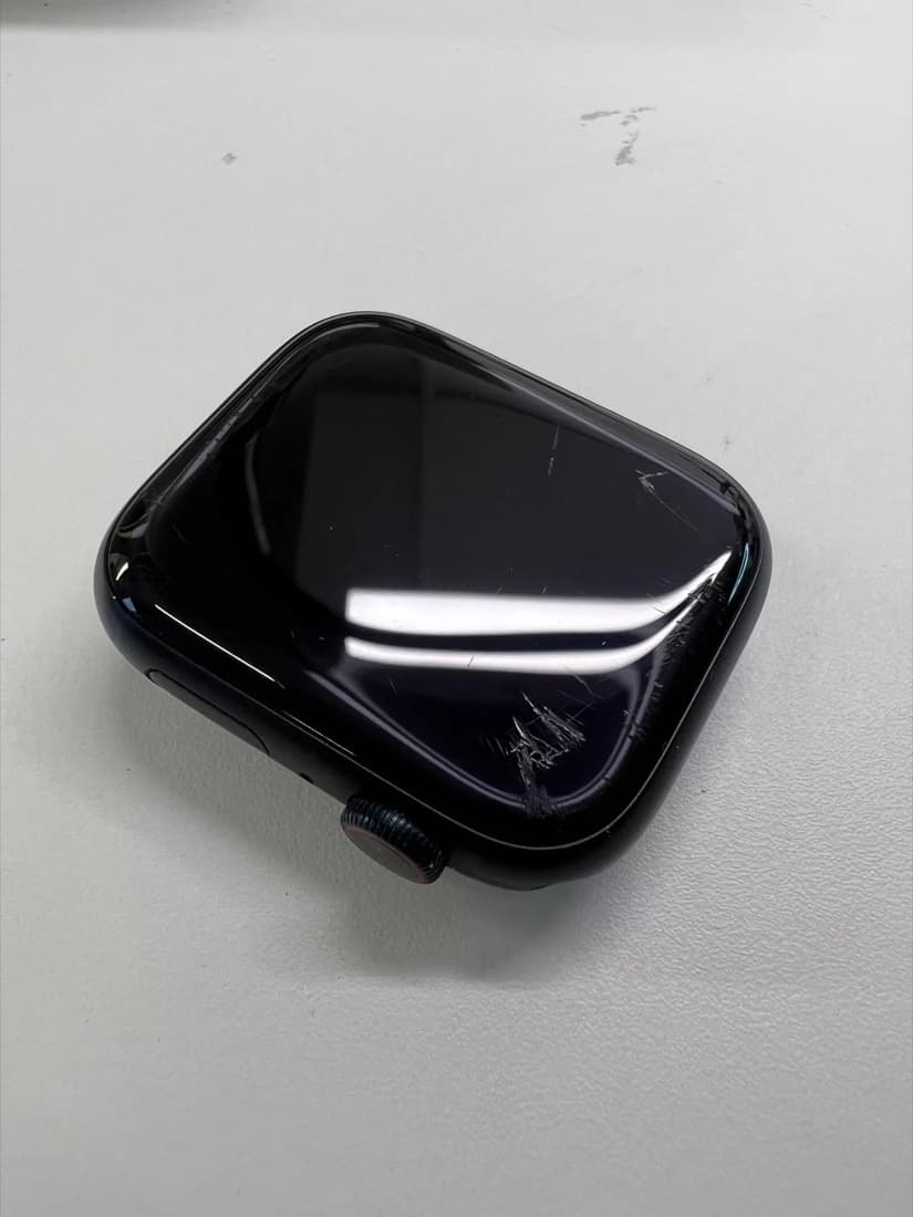 Apple Watch przed polerowaniem — wyraźne rysy i zadrapania na szkle oraz krawędzi obudowy
