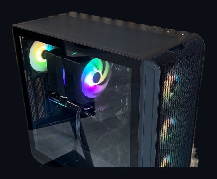 Komputer w czarnej obudowie z chłodzeniem powietrznym i kartą Radeon, złożony przez Ninja Serwis