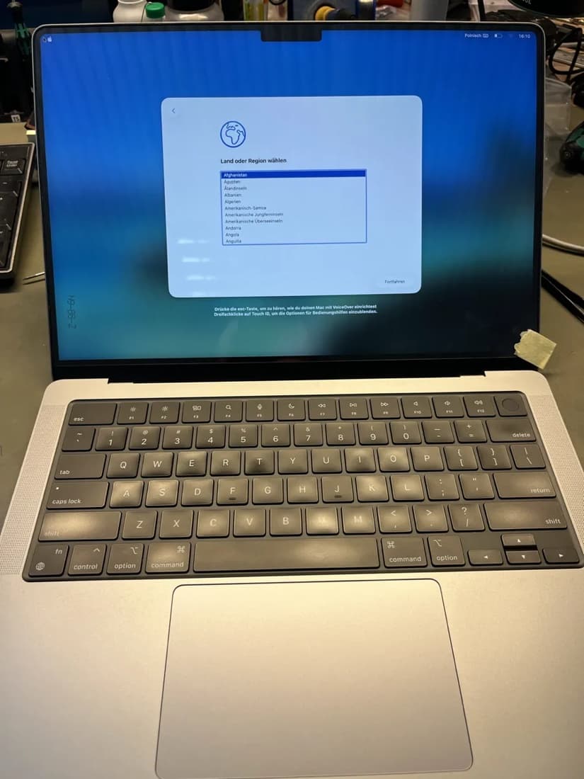 Ten sam MacBook po wymianie matrycy — czysty, równomierny obraz bez pasów i przebarwień